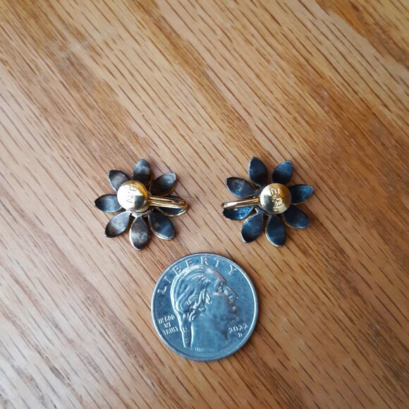 1950s VTG Bugbee & Niles Floral Daisy Screw Back Earring Ruby Red Center Signed - Picture 5 of 5